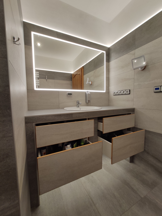 Šuplíky a koupelna